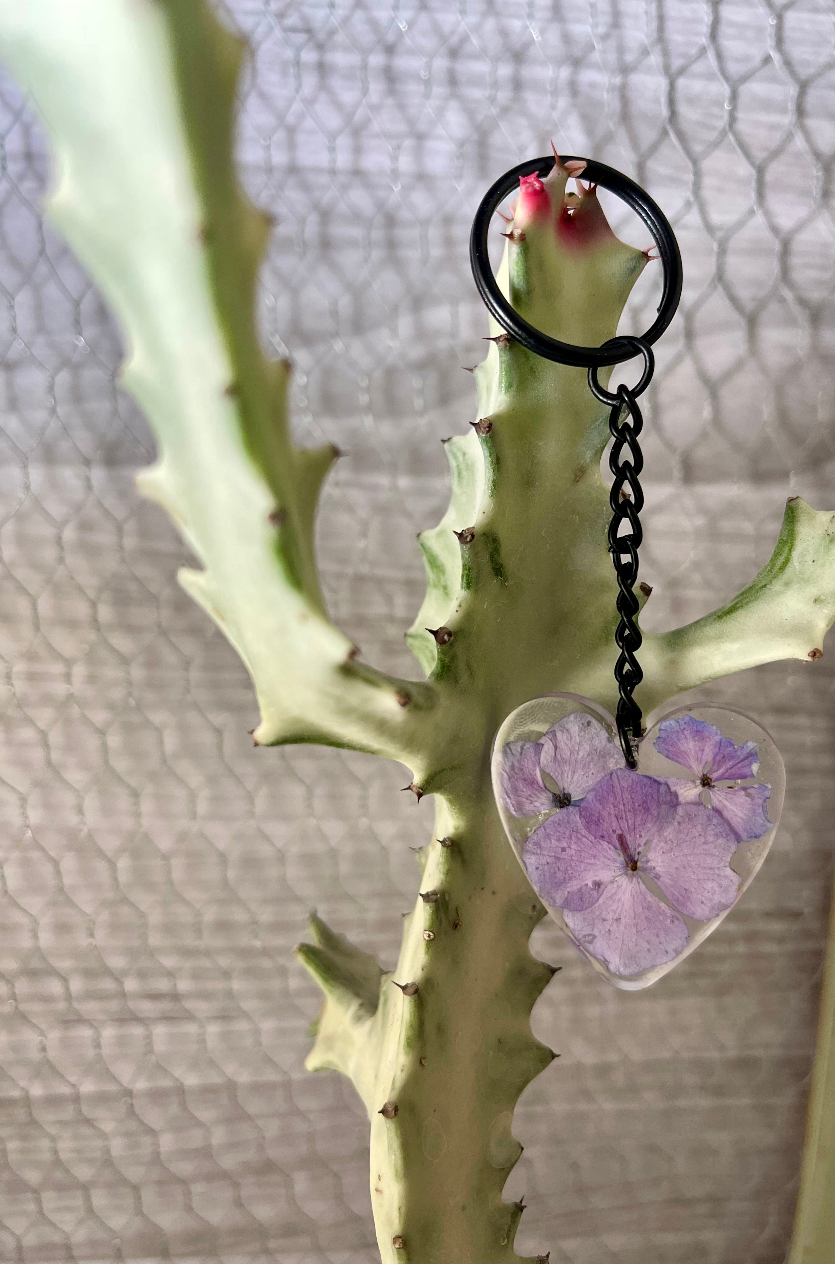 Resin heart with pressed hydrangea flowers