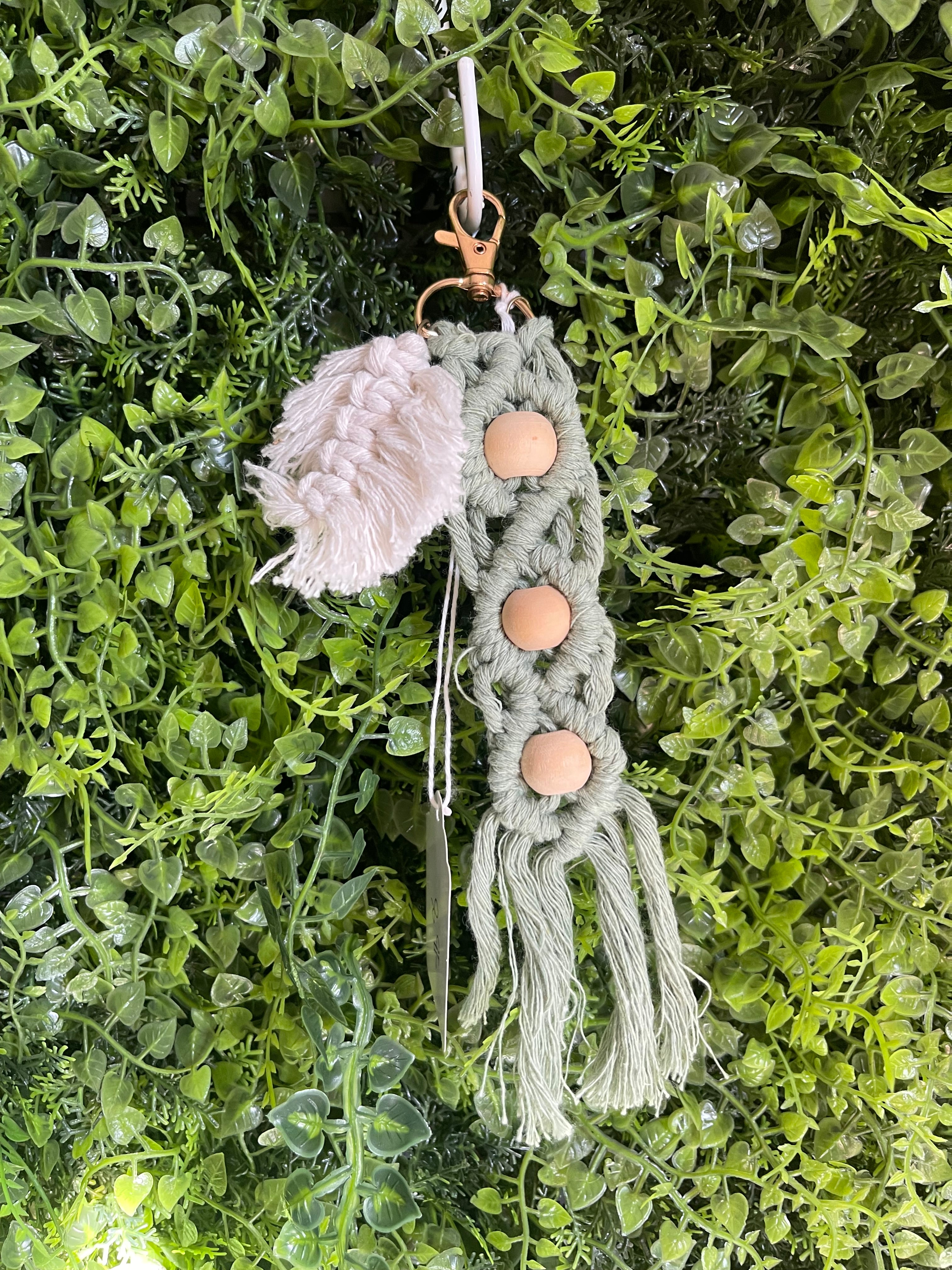 Beaded infinity keychain with mini monstera leaf