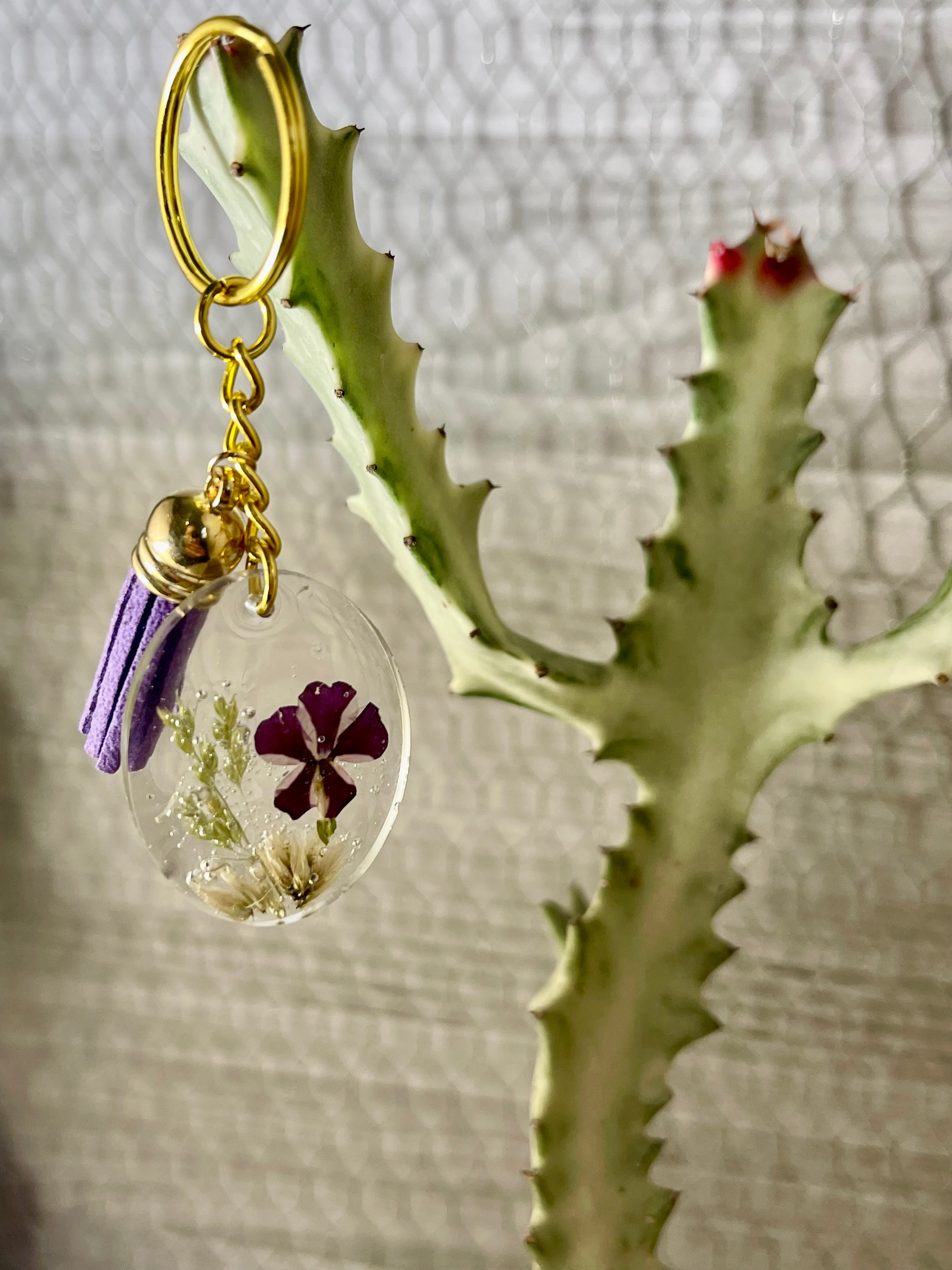 Resin pressed annual flower keychain