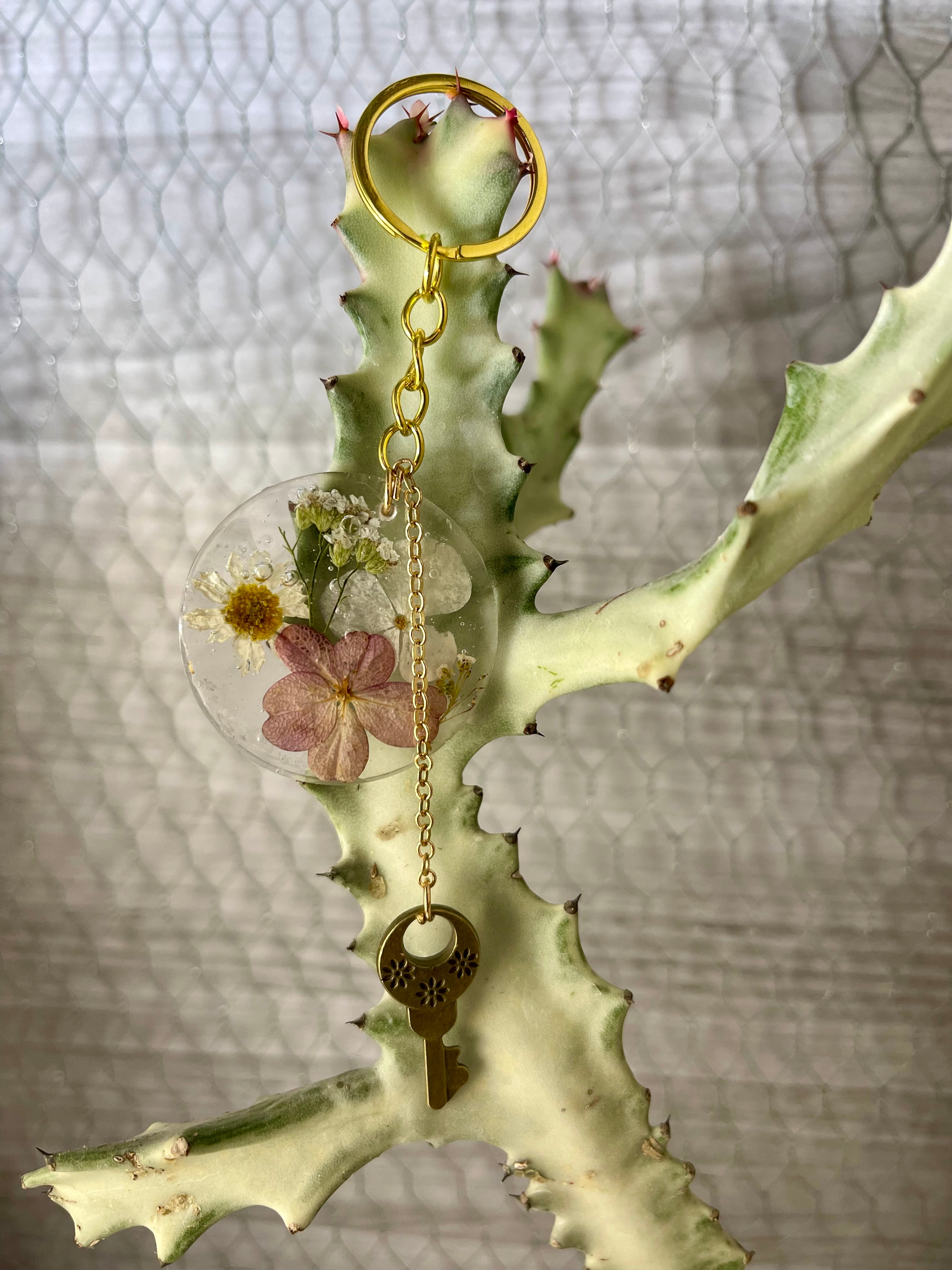 Resin circle keychain with Pressed Hydrangea tree flowers, Wildflowers and a key charm