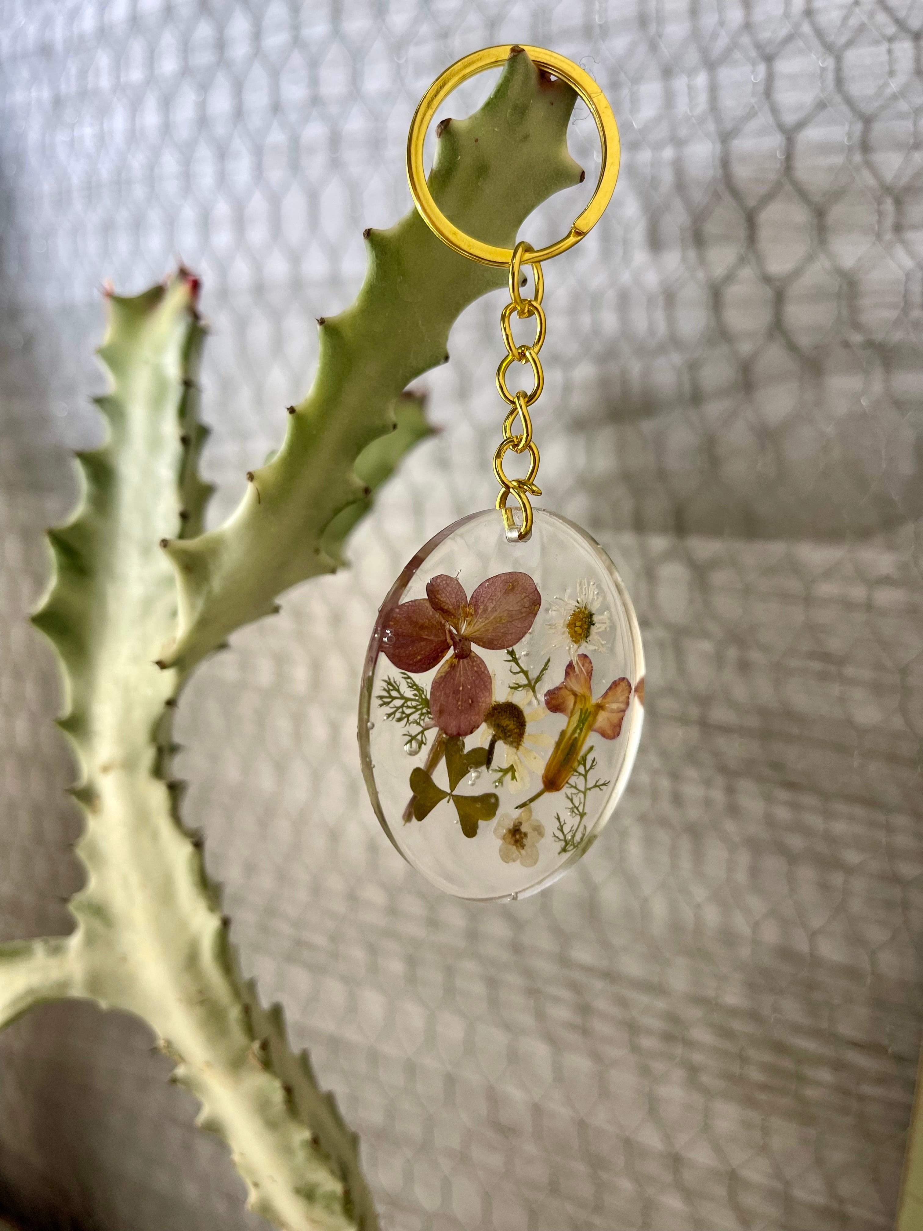 Resin oval keychain with Pressed Hydrangea Tree Flowers & Wildflowers